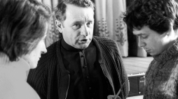 Ludźmierz 22.02.1981. Ksiądz Józef Tischner (C) udziela wywiadu. Z prawej dziennikarz Wojciech Nowakowski. PAP/Jerzy Ochoński