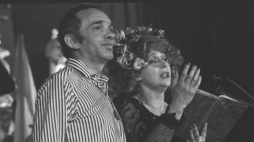 25-lecie "Piwnicy pod Barabami" w czerwcu 1981 r. Od lewej: aktor Krzysztof Litwin i akorka i reżyserka Krystyna Zachwatowicz. Fot. PAP/Tadeusz Sochor
