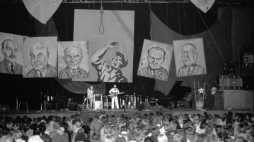 I Przegląd Piosenki Prawdziwej - Zakazane Piosenki w sierpniu 1981 r. Scenografię przygotował Andrzej Czeczot. Fot. PAP/M. Hołyński
