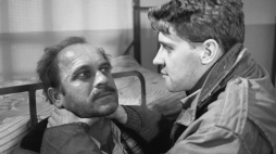 Realizacja obyczajowego filmu pt. „Stan strachu”  w reżyserii Janusza Kijowskiego, 1989 r. Na zdjęciu: aktorzy, Henryk Talar jako major SB Henryk Małecki (L) i Wojciech Malajkat jako aktor Jan Małecki (P). PAP/Afa Pixx/Krzysztof Wellman