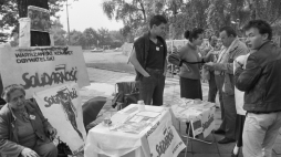 Punkt informacyjny "Solidarności" przed jednym z lokali w Warszawie podczas wyborów 4 czerwca 1989 r.,  fot. PAP/Ireneusz Sobieszczuk
