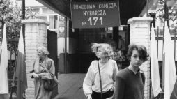 Po głosowaniu w Obwodowej Komisji Wyborczej nr 171 przy ul. Kruczkowskiego w Warszawie. Druga tura wyborów do parlamentu, 18 czerwca 1989 r. Fot. PAP/Henryk Rosiak