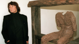 Magdalena Abakanowicz (1930-2017) przy jednej ze swoich prac, fot. PAP/Andrzej Rybczyński