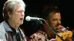 Brian Wilson (L) występuje z zespołem na koncercie w Niemczech w 2002 roku. PAP/EPA DPA/Soeren Stache