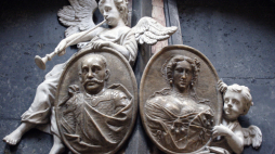 Jan III Sobieski i Maria Kazimiera - medalion z pomnika nagrobnego w katedrze na Wawelu. Fot. PAP/Jan Morek 