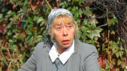 Plan zdjęciowy serialu "Dom nad rozlewiskiem" w reżyserii Adka Drabińskiego. Nz. aktorka Tomira Kowalik (L) i aktorka Zofia Saretok (P), 2009 r. PAP/Stach Leszczyński