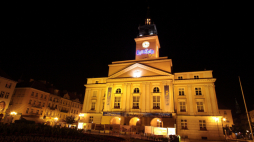 Iluminowany ratusz w Kaliszu, fot. PAP/Tomasz Wojtasik