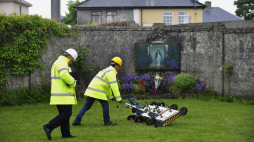 Inżynierowie wykorzystują radar penetrujący grunt w miejscu masowego grobu 800 dzieci na terenie dawnego domu matki i dziecka w Tuam, hrabstwo Galway, w zachodniej Irlandii, 6 czerwca 2014 r. Fot. EPA/AIDAN CRAWLEY / PAP/EPA