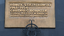 Tablica upamiętniająca Romka Strzałkowskiego, najmłodszą ofiarę Poznańskiego Czerwca 1956, fot. PAP/Jakub Kaczmarczyk