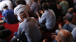 Polscy wyznawcy islamu podczas modlitwy w Bohonikach na Podlasiu. PAP/Artur Reszko
