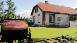 Budynek, w którym funkcjonowała karna kompania kobiet z Auschwitz. Fot. PAP/Dominik Gajda 
