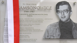 Tablica pamiątkowa działacza opozycji w czasach PRL, jednego z inicjatorów powstania Ruchu Młodej Polski, działacza NSZZ „Solidarność” śp. Jana Samsonowicza w Gdańskim Uniwersytecie Medycznym. PAP/Marcin Gadomski