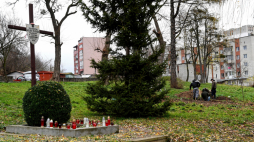 Symboliczna mogiła polskich żołnierzy na dawnym cmentarzu w Zboiskach. Poszukiwania szczątków obrońców Polski IPN prowadził tam jesienią 2019 r. Fot. PAP/Darek Delmanowicz  