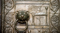 Fragment drzwi gnieźnieńskich, fot. PAP/Archiwum Kalbar