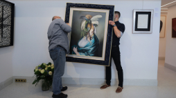 Obraz Ewy Juszkiewicz „Scena polowania” zaprezentowany na wystawie przedaukcyjnej Dzieł Sztuki Domu Aukcyjnego Polswiss Art w Warszawie, 2023 r. PAP/Albert Zawada 