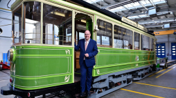 Burmistrz Norymbergi i odrestaurowany przez pracowników MPK Kraków zabytkowy tramwaj zeppelin, fot. PAP/Art Service