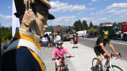 Pokaz współczesnego sprzętu i uzbrojenia wojskowego przed powstającą siedzibą Muzeum Bitwy Warszawskiej w Ossowie. Fot. PAP/Piotr Nowak