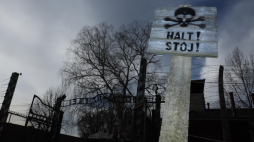 Teren byłego niemieckiego obozu nazistowskiego Auschwitz w Oświęcimiu. Fot. PAP/Leszek Szymański 