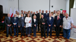 Grupowe zdjęcie odznaczonych Krzyżami Wolności i Solidarności działaczy opozycji z czasów PRL. Fot. PAP/Przemysław Piątkowski 