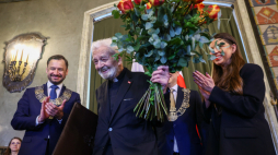 Ks. Adam Boniecki (2L) po odebraniu aktu nadania Honorowego Obywatelstwa Stołecznego Królewskiego Miasta Krakowa; obok prezydent miasta Aleksander Miszalski (L) i wiceprzewodnicząca rady miasta Iwona Chamielec (P). Fot. PAP/Art Service 