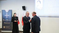 Karol Polejowski, wiceprezes IPN, wręczył dawnym opozycjonistom Krzyże Wolności i Solidarności, fot. PAP/Artur Reszko