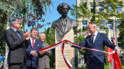 WMalborku odsłonięto pomnik - popiersie Ignacego Jana Paderewskiego, na zdjęciu Marek Szymaniak, dyr. IPN w Gdańsku, burmistrz Malborka Marek Charzewski, dyrektor Muzeum Zamkowego w Malborku Janusz Trupinda i twórca popiersia Stanisław Marek Dryniak, fot. PAP/Andrzej Jackowski