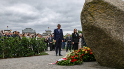 Ministrowie kultury Niemiec i Polski - Wolfram Weimer oraz Hanna Wróblewska - podczas odsłonięcia Miejsca Pamięci dla Polski 1939-1945, fot. PAP/EPA/Filip Singer
