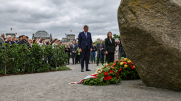 Od lewej stoją: niemiecki minister stanu ds. kultury Wolfram Weimer i ministra Kultury i Dziedzictwa Narodowego Hanna Wróblewskauczestniczą w uroczystości odsłonięcia pomnika dla Polski 1939-1945 w Berlinie, 16 czerwca 2025 r. Fot. EPA/FILIP SINGER Dostawca: PAP/EPA