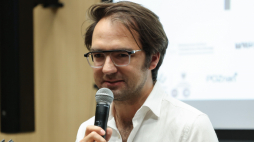 Aleksander Dębicz podczas prezentacji projektu „1025. Muzyka Katedr” w Muzeum Historii Polski, fot. PAP/Albert Zawada