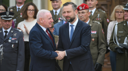 Wicepremier, minister obrony narodowej Władysław Kosiniak-Kamysz (po prawej) oraz wiceminister obrony Wielkiej Brytanii Vernon Coaker (po lewej) na uroczystości rehabilitacji i uhonorowania gen. bryg. Stanisława Sosabowskiego oraz 1. Samodzielnej Brygady Spadochronowej przez Rząd Zjednoczonego Królestwa Wielkiej Brytanii i Irlandii Północnej, 18 czerwca 2025 r. Fot. PAP/Marcin Obara