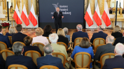 Zastępca prezesa IPN dr hab. Karol Polejowski przemawia na gali wręczenia nagród „Kustosz Pamięci Narodowej” na Zamku Królewskim w Warszawie. Fot. PAP/Szymon Pulcyn  