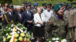 Wojewoda podlaski Jacek Brzozowski (trzeci od lewej), prezydent Białegostoku Tadeusz Truskolaski (drugi od lewej), dyrektor Muzeum Pamięci Sybiru Wojciech Śleszyński (piąty od lewej) i prezes białostockiego oddziału Związku Sybiraków Jolanta Hryniewicka (czwarta od lewej) złożyli kwiaty przed Pomnikiem Grobem Nieznanego Sybiraka w Białymstoku z okazji 85. rocznicy czerwcowych deportacji na Wschód, 21 czerwca 2025 r. Fot. PAP/Artur Reszko