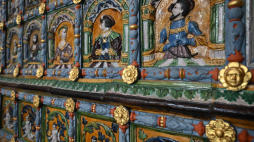 Fragment wielkiego pieca w gdańskim Dworze Artusa.   Do jego pełnego odrestaurowania potrzeba jeszcze około 60 kafli. Fot. PAP/Adam Warżawa