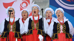 Zespół Śpiewaczy „Gniewkowianie” z Gniewkowa podczas 59. Ogólnopolskiego Festiwalu Kapel i Śpiewaków Ludowych w Kazimierzu Dolnym, 28 bm. PAP/Wojtek Jargiło