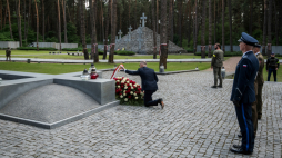 Prezydent RP Andrzej Duda (C) podczas uroczystości złożenia kwiatów i zapalenia zniczy na Polskim Cmentarzu Wojennym w Kijowie-Bykowni PAP/ Vladyslav Musiienko
