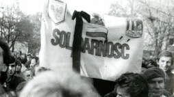 Tłum ludzi przed kościołem św. Stanisława Kostki w Warszawie na pogrzebie ks. Jerzego Popiełuszki. Fot. ze zbiorów MHP