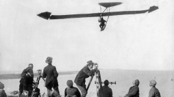 11 maja 1924 roku podczas II Zawodów Lotów Nadbrzeżnych w Rossitten Ferdinand  Schulz ustanowił rekord świata w locie długodystansowym, szybując na swoim „pudełku z miotłą”, wynoszący 8 godzin i 42 sekundy. Fot. Robert Sennecke, Public domain, via Wikimedia Commons