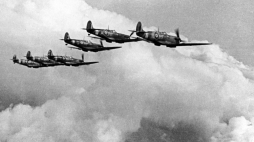 Samoloty „Spitfire” polskiego dywizjonu 303 w Wielkiej Brytanii, podczas lotu w szyku bojowym, lata 1941 – 1944. NAC