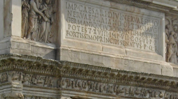 Inskrypcja na łuku Trajana w Benewencie we Włoszech. Źródło: pl.wikipedia/Decan