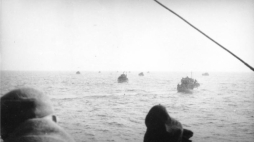 Operacja Hannibal na przełomie 1944 i 1945 r. polegała na ewakuacji wojsk niemieckich i ludności cywilnej z odciętych przez Armię Czerwoną terenów na bałtyckim wybrzeżu. Brało w niej udział łącznie 1080 statków i okrętów. Fot. Bundesarchiv, Bild 146-1972-092-05 / CC-BY-SA 3.0, CC BY-SA 3.0 DE <https://creativecommons.org/licenses/by-sa/3.0/de/deed.en>, via Wikimedia Commons