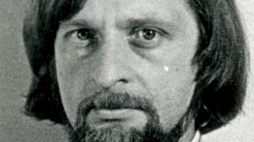 Pisarz Janusz Andrzej Zajdel, ok. 1977 r. – zdjęcie z akt paszportowych (fot. z zasobu IPN, sygn. IPN BU 1535/372956). Fot. Institute of National Remembrance, Public domain, via Wikimedia Commons