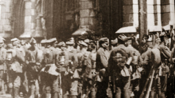 Polskie wojsko przed kościołem św. Mikołaja w Kijowie, 1920 r. /Źródło: uk.wikipedia