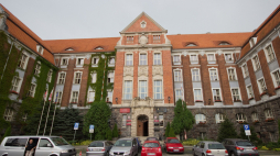 Olsztyn, ul. Emilii Plater 1 - dawna siedziba rejencji, po 1945 dyrekcja rejonowa PKP, obecnie siedziba Urzędu Marszałkowskiego i Wojewódzkiego Sądu Administracyjnego w Olsztynie. Fot. Honza Groh (Jagro), CC BY-SA 3.0 <https://creativecommons.org/licenses/by-sa/3.0>, via Wikimedia Commons