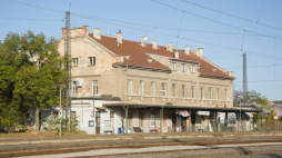 Dawny budynek stacji Praha-Bubny. Fot. Petr Štefek, CC BY-SA 3.0 CZ <https://creativecommons.org/licenses/by-sa/3.0/cz/deed.en>, via Wikimedia Commons