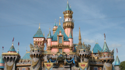Zamek Śpiącej Królewny w Disneylandzie /Źródło: en.wikipedia