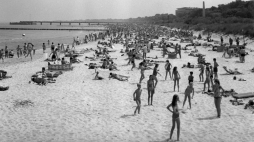 Lipiec 1973 roku - Kołobrzeg. Fot. PAP/Zbigniew Wdowiński