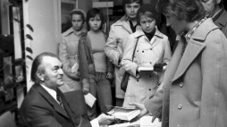 Edmund Niziurski podpisuje swoje książki, Warszawa 1975 r. Fot. PAP/Andrzej Rybczyński