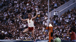 XXII Letnie Igrzyska Olimpijskie (19 lipca - 3 sierpnia). Nz. zdobywca złotego medalu w skoku o tyczce polski zawodnik Władysław Kozakiewicz, 30 sierpnia 1980 r. PAP/Leszek Fidusiewicz