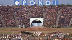 Warszawa, 22.07.1984. Uroczyste obchody 40-lecia Polskiej Rzeczpospolitej Ludowej. Nz. widowisko pt. „Nasz Kraj, Ojczyzna – Polska” na Stadionie Dziesięciolecia Manifestu Lipcowego. PAP/Wojciech Kryński