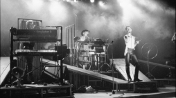 Koncert brytyjskiej grupy Depeche Mode w 1985 roku na warszawskim Torwarze. Nz. od lewej: przy klawiszach Andy Fletcher, Martin Gore i wokalista Dave Gahan. Fot. PAP/CAF/Wojciech Frelek 